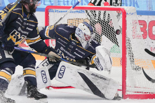 Leksands Peter Cehlarik (ej i bild) gör 3-2 på HV71s