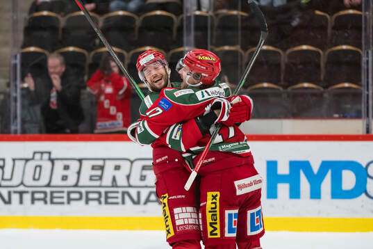 Modos David Rundblad och Modos Riley Woods jublar