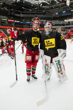 Modos Victor Berglund och målvakt Lassi Lehtinen  i