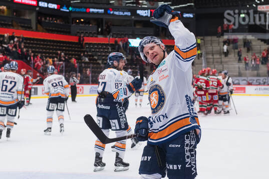 Växjös Sebastian Strandberg jublar