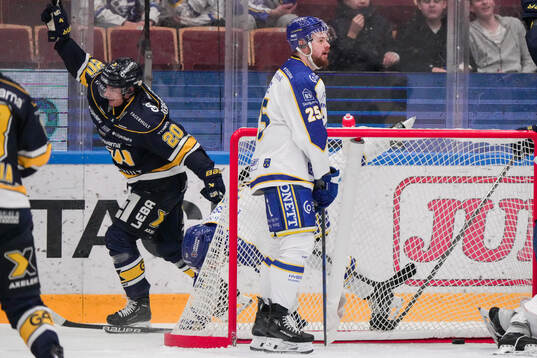 HV71s Andre Petersson jublar