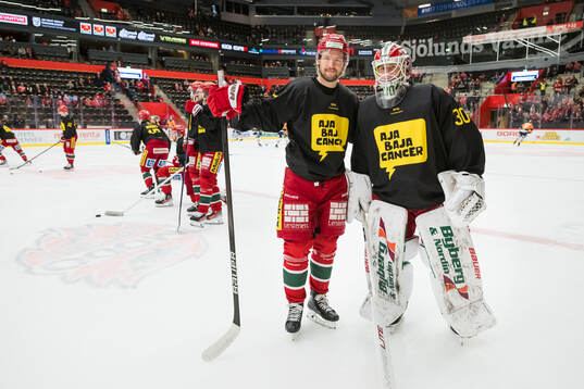 Modos Victor Berglund och målvakt Lassi Lehtinen  i