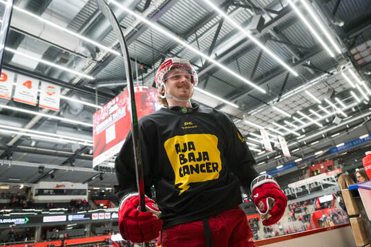 Modos Riley Woods med Ajabaja Cancer kampanjens tröja