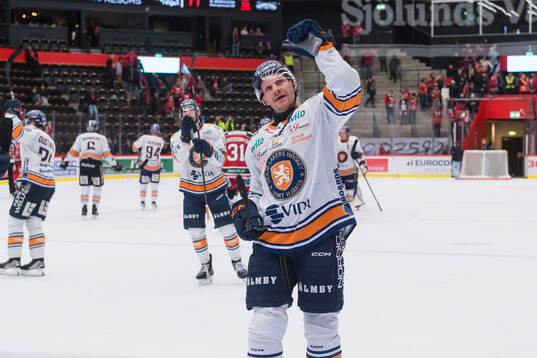Växjös Sebastian Strandberg jublar