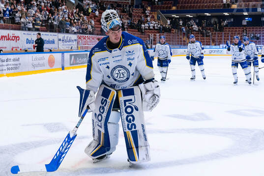 Leksands målvakt Marcus Gidlöf jublar