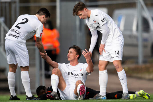 Helsingborgs Wilhelm Nilsson får hjälp av Jon Birkfeldt