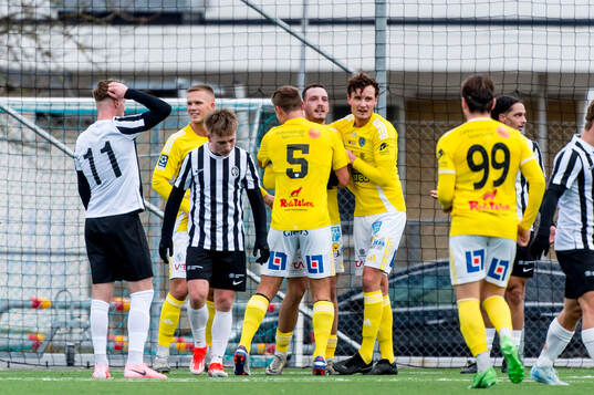 Falkenbergs Viktor Ekblom jublar med lagkamrater