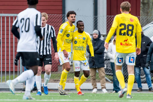 Falkenbergs Isaac Shears och Wanbe Godwin Aguda jublar