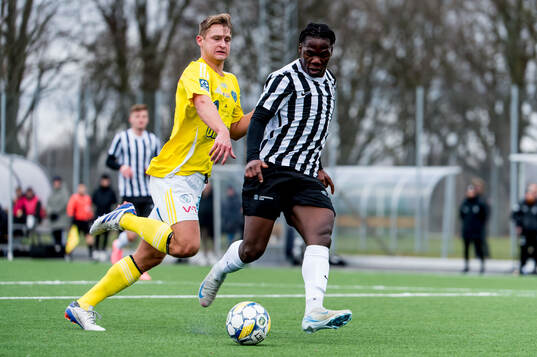 Falkenbergs Noel Hansson och Landskronas Xavier Odhiambo