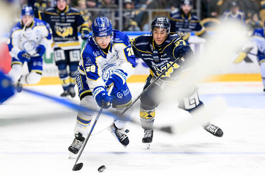 Leksands Justin Glenn Kloos och HV71s Jonathan Ang