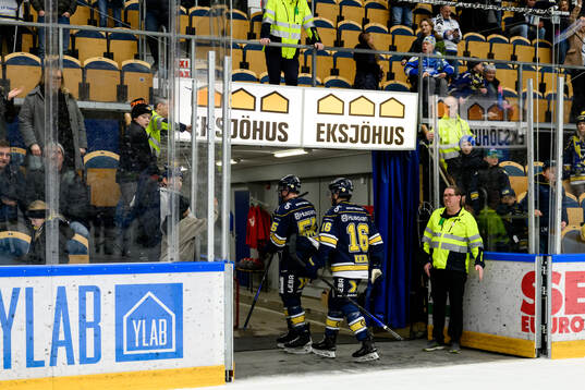HV71s Mikael Seppälä och Tanner Kero deppar
