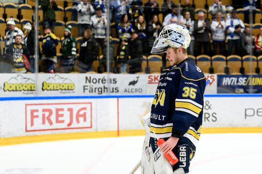 HV71s målvakt Olof Glifford deppar
