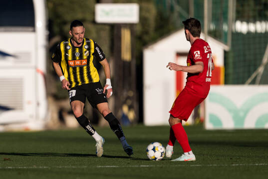 Amor Layouni of Häcken and Mark Brink of FC Nordsjälland