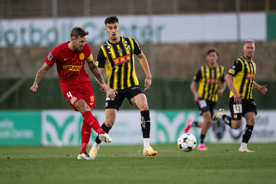 Kian Hansen of FC Nordsjälland and Srdjan Hrstic of Häcken