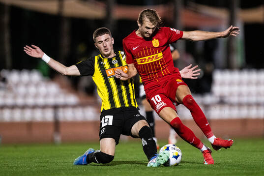 Nikola Zecevic of Häcken and Benjamin Nygren of FC