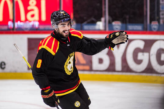 Brynäs Bobby Trivigno jublar