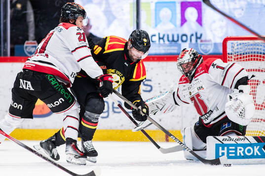 Örebros Patrik Puistola och målvakt Jhonas Enroth mot