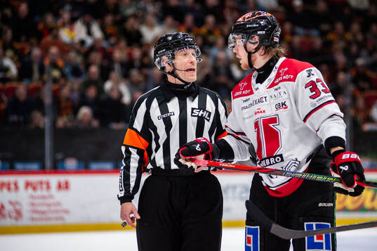 Domare Tobias Björk och Örebros Christopher Mastomäki