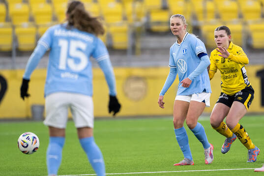 Malmö FFs Nellie Lilja och Elfsborgs Elin Flakberg