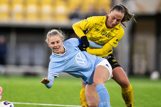 Malmö FFs Nellie Lilja och Elfsborgs Stina Jensen
