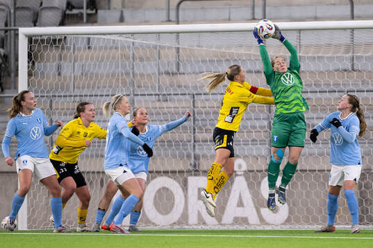 Elfsborgs Alice Broman och Malmö FFs målvakt Emelie Borg