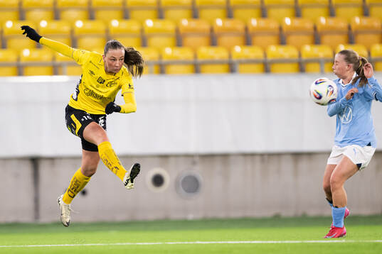Elfsborgs Stina Jensen och Malmö FFs Klara Åström