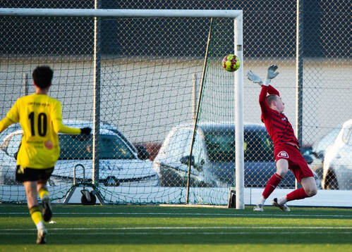 IFK Hässleholms Rahel Omed Nader skjuter 1-0