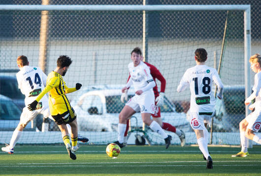IFK Hässleholms Rahel Omed Nader skjuter 1-0
