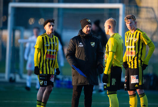 IFK Hässleholms tränare Fredrik Ahlgren instruerar