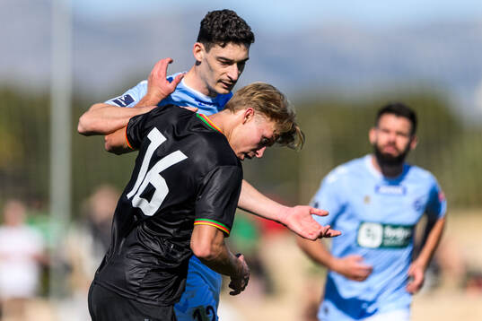 Rasmus Niklasson Petrovic of GAIS and Maxime Soulas of