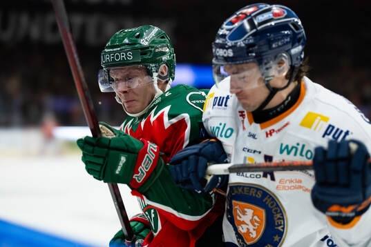 Frölundas Arttu Ruotsalainen tacklas av Växjös Felix