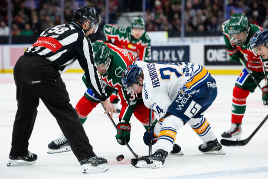 Frölundas Nicklas Lasu tekar mot Växjös Karl Henriksson