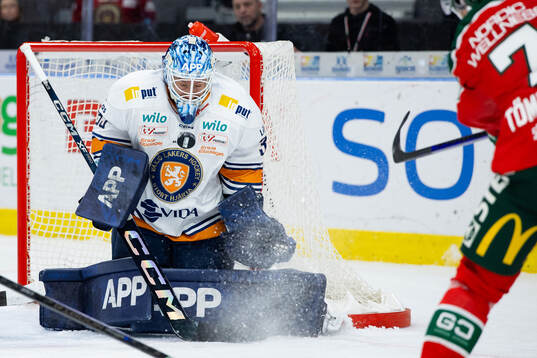 Växjös målvakt Emil Larmi räddar ett skott från