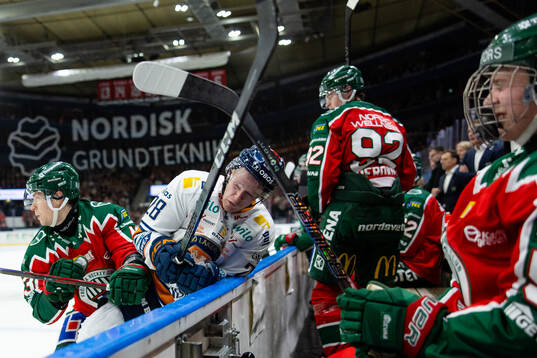 Frölundas Tom Nilsson tacklat Växjös Hugo Gustafsson
