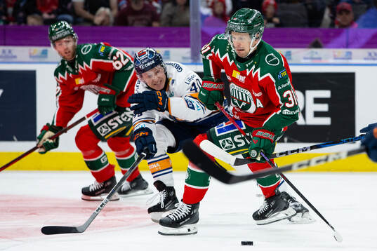 Växjös Dennis Rasmussen och Frölundas Nicklas Lasu