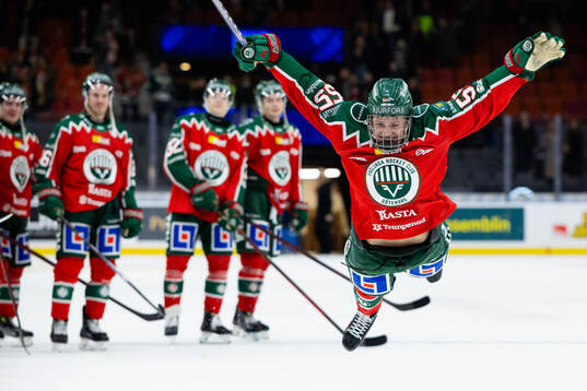 Frölundas Ivar Stenberg jublar framför klacken