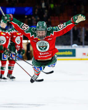 Frölundas Ivar Stenberg jublar framför klacken