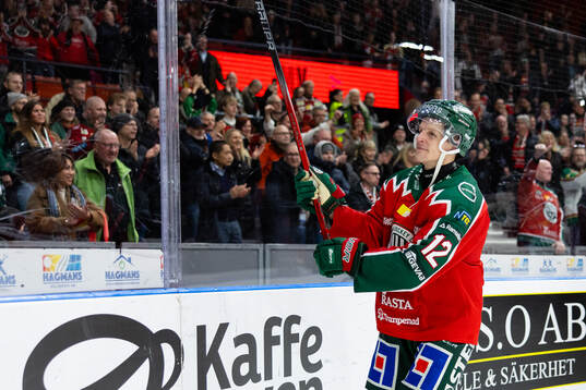 Frölundas Max Friberg jublar och tackar publiken