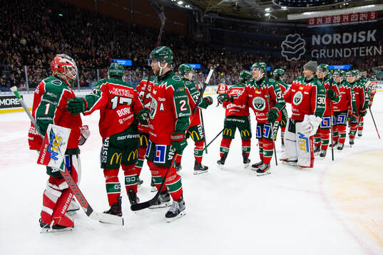 Frölundas målvakt Lars Johansson jublar med lagkamrater