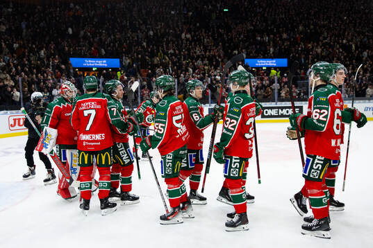 Frölundas målvakt Lars Johansson jublar med lagkamrater