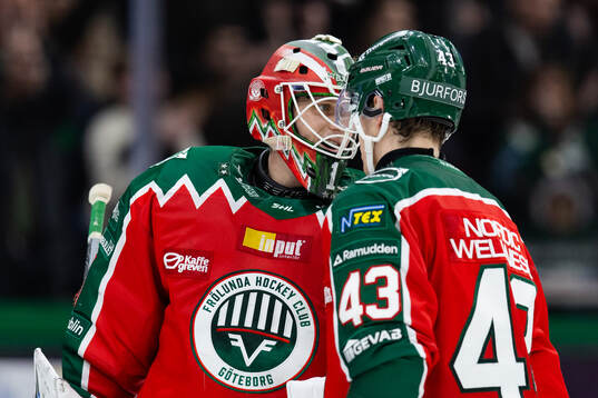 Frölundas målvakt Lars Johansson jublar ihop med Tom