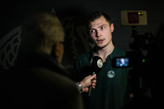 Rögles assisterande tränare Max Bohlin blir intervjuad