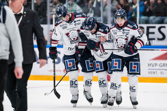 Linköpings Remi Elie får hjälp att ta sig av isen