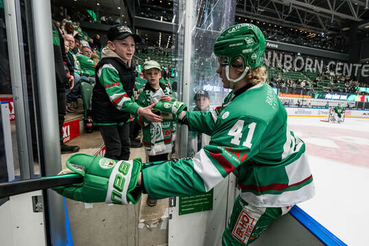 Rögles Love Gath ger en puck till supportrarna