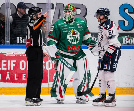 Domare Mattias Enroth i samspråk med Rögles målvakt