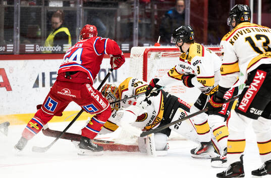 Timrås Jonathan Dahlén och Luleås målvakt Joel