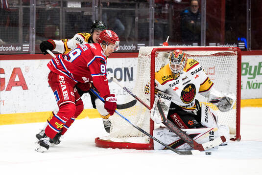 Timrås Oliver Kapanen och Luleås målvakt Joel Lassinantti