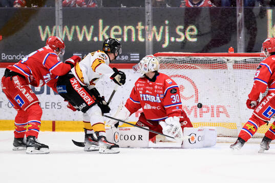 Luleås Jonas Berglund gör 2-2 bakom Timrås målvakt