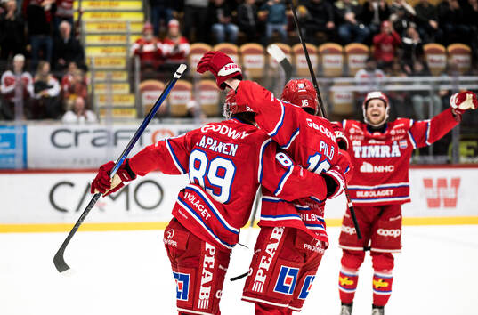 Timrås Oliver Kapanen och Lukas Pilö jublar