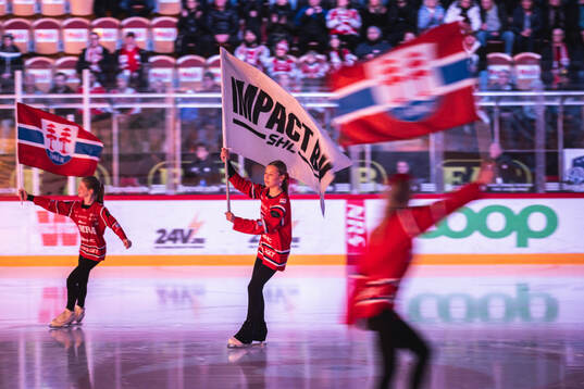 Timrås konståkningsklubb med flagga